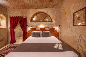 Postel nebo postele na pokoji v ubytování Canyon Cave Hotel