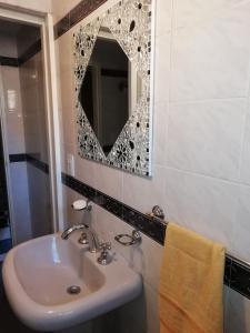 a bathroom with a sink and a mirror at La casa de Lily in Alta Gracia