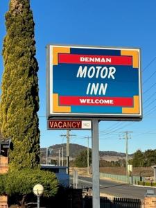 a sign for a mtor m im welcome w obiekcie Denman Motor Inn w mieście Denman