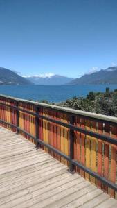 un puente de madera sobre un cuerpo de agua en Cabaña bellavista en Cochamó