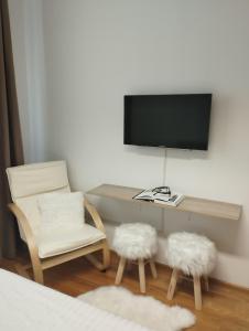 Schlafzimmer mit einem Schreibtisch, einem TV und einem Stuhl in der Unterkunft Bella vista - cozy apartment with a great view in Split