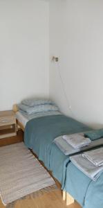 A bed or beds in a room at Szarvas Apartman