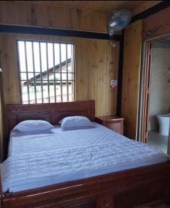 Homestay Pleiku Phố tesisinde bir odada yatak veya yataklar