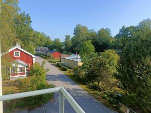 Blick auf ein Dorf mit Häusern und einer Straße in der Unterkunft Hieno kaksio keskustassa rauhallisella alueella in Lovisa