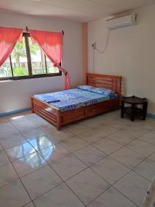 1 dormitorio con cama de madera en una habitación en Capul Beach Resort en Capul