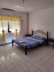 1 dormitorio con cama y ventana en Capul Beach Resort, en Capul