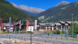 un grupo de edificios con montañas en el fondo en Residence Raethia tra Bormio e Livigno, en Valdidentro