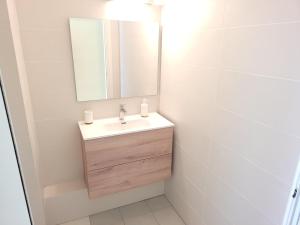 ein Bad mit einem Waschbecken und einem Spiegel in der Unterkunft LE MD 43 in Pointe-à-Pitre