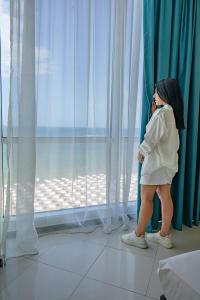 una mujer hablando en un celular en una habitación de hotel en Blue Pearl Hotel - Ultra All - Inclusive, en Sunny Beach