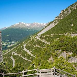 una vista de una montaña con una carretera en Residence Raethia tra Bormio e Livigno, en Valdidentro