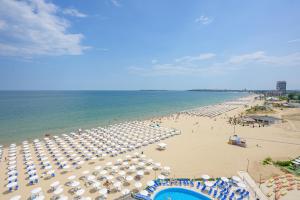 una vista sul mare e su una spiaggia con ombrelloni di Blue Pearl Hotel - Ultra All - Inclusive a Sunny Beach