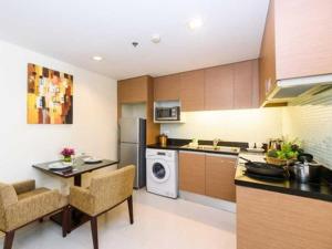 Lohas Residences Sukhumvit 2 في بانكوك: مطبخ مع حوض وغسالة صحون