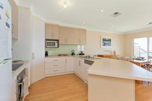 Dapur atau dapur kecil di 139 Seagull Ave - BYO Linen - Pets Negotiable - Wi-Fi