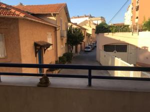 - un balcon avec vue sur une rue avec des bâtiments dans l'établissement Appartement 100 m2 hyper centre Saint-Raphaël, à Saint-Raphaël