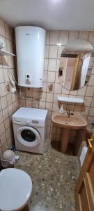 uma casa de banho com um WC, um lavatório e um espelho. em VINTAGE BENIDORM em Benidorm