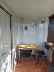 una mesa de madera en una habitación con 2 sillas en Montana Touring, en Nehoiu