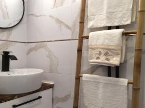 Un baño con lavabo y toallas en un estante. en Bijoux Apt in the heart of Sofia, en Sofía 28 fotos más