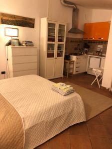 1 Schlafzimmer mit einem Bett und einer Küche in der Unterkunft B&B Uva Fragola in Perugia