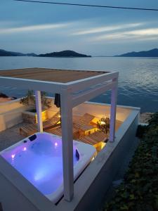 Fotografia z galérie ubytovania First row next to sea apartments with infinity jacuzzi v destinácii Mali Iž