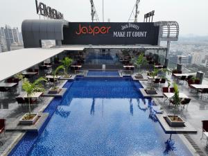 uma vista para a piscina no topo de um edifício em Le Meridien Hyderabad em Hyderabad