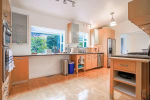 Η κουζίνα ή μικρή κουζίνα στο Zen & Spacious Mercer Island Home & Guest Suite +26 φωτογραφίες