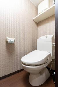 楓ホテル302 في أوساكا: حمام مع مرحاض أبيض في الغرفة