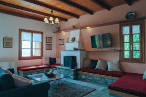 sala de estar con 2 sofás y chimenea en VILLA GEOLENA, en Agios Georgios Nilias