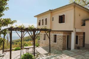 Villa con vistas a una casa en VILLA GEOLENA, en Agios Georgios Nilias