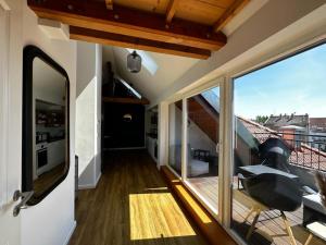 Zimmer mit Balkon und Blick auf ein Gebäude in der Unterkunft Nr 14 - Hochwertiges 3 Zimmer Maisonette Appartment mit großzügigen Wohnbereich und Balkon in Leipzig