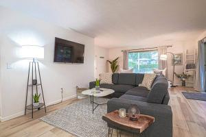 Poulsbo Scandinavian Retreat 2 blocks to DT في بولسبو: غرفة معيشة مع أريكة وطاولة