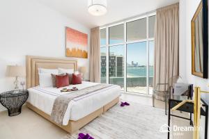 a bedroom with a large bed and a large window at Dream Inn Apartments - Mina by Azizi in Dubai
