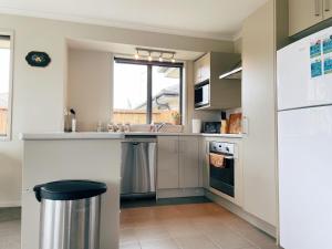 Una cocina o cocineta en Walking distance to Rototuna Shopping Centre
