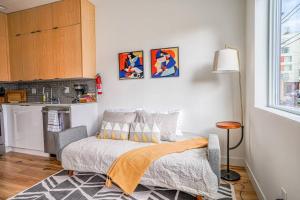 Il comprend une petite chambre avec un lit et une cuisine. dans l'établissement New contemporary home, roof top deck, king bed, à Seattle