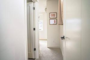 un pasillo vacío con una puerta blanca y una habitación en New contemporary home, roof top deck, king bed en Seattle