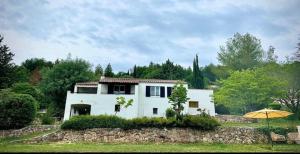Zdjęcie z galerii obiektu Villa avec piscine au calme w mieście Seillans