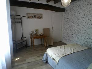 Postel nebo postele na pokoji v ubytování LE CLOCOONING Chambres d'Hôtes chez l'habitant