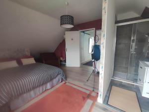 Postel nebo postele na pokoji v ubytování LE CLOCOONING Chambres d'Hôtes chez l'habitant