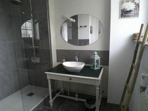 Koupelna v ubytování LE CLOCOONING Chambres d'Hôtes chez l'habitant + 27 fotografií