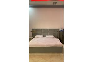 穆桑納的住宿－Super OYO 150 Reef Al Khaleej Resort，卧室配有一张床
