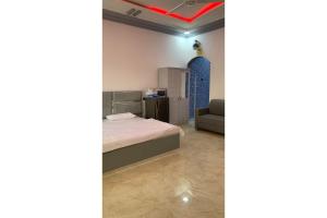 穆桑納的住宿－Super OYO 150 Reef Al Khaleej Resort，一间卧室配有一张床和一张沙发