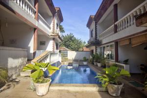 a swimming pool in the courtyard of a house at RONNE'S VILLA De SOL-3BHK LUXURY VILLA In Assagaon in Mapusa