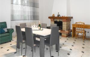 uma sala de jantar com uma mesa e cadeiras e uma lareira em 3 Bedroom Lovely Apartment In Tortoreto Lido em Tortoreto Lido