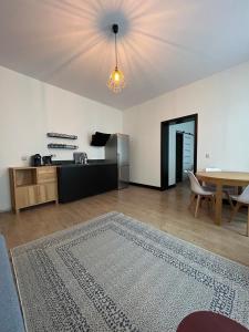 - un salon vide avec une table et un tapis dans l'établissement Apartamenty Chrobry, à Gorzów Wielkopolski