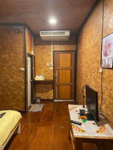 เตียงในห้องที่ แพจิตรธาดาธารน้ำ