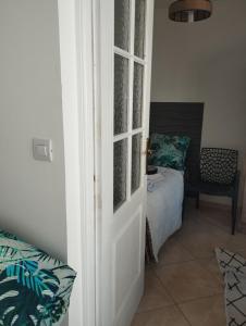 une porte menant à une chambre avec un lit dans l'établissement Charmante dépendance 10 mn à pieds plage, commerces, à Berck-sur-Mer