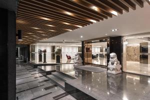 un museo con estatuas y artefactos expuestos en Hotel Yoshi, en Kaohsiung