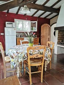 uma cozinha e sala de jantar com mesa e cadeiras em Les petites chambres de Lacoste em Lacoste
