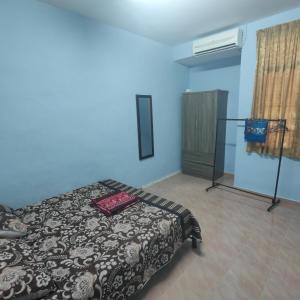 מיטה או מיטות בחדר ב-THIFFAH HOMESTAY KUALA PERLIS