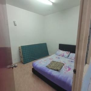 Ένα ή περισσότερα κρεβάτια σε δωμάτιο στο THIFFAH HOMESTAY KUALA PERLIS