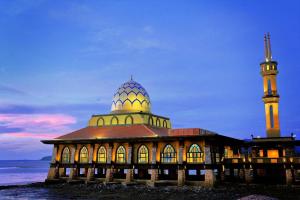 a large building with a mosque with a tower at THIFFAH HOMESTAY KUALA PERLIS in Kuala Perlis